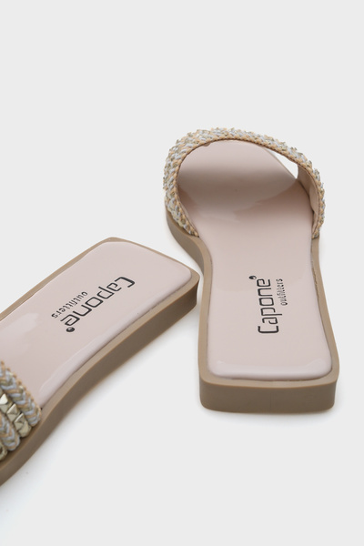 Capone Outfitters Papuci de damă Kourtney cu toc plat, cu vârf tocit, din paie, cu accesorii metalice