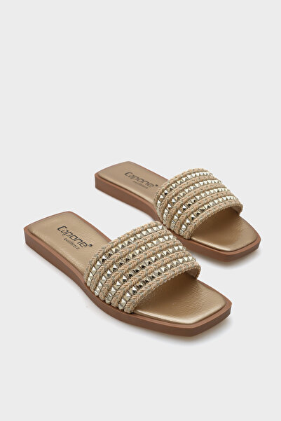 Capone Outfitters Γυναικείες παντόφλες Kourtney Flat Heeled Blunt Toe Μεταλλικό Αξεσουάρ Ψάθινες