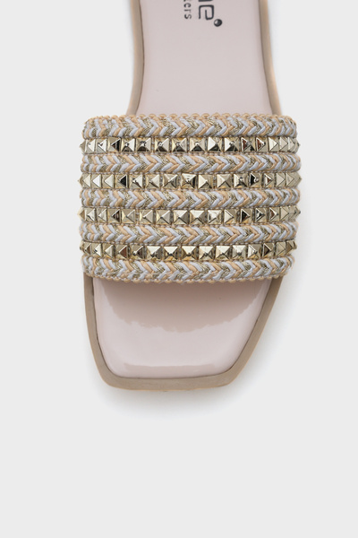 Capone Outfitters Papuci de damă Kourtney cu toc plat, cu vârf tocit, din paie, cu accesorii metalice