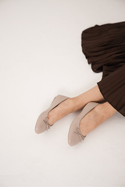 Capone Outfitters حذاء باليه نسائي من الجلد الطبيعي بفيونكة ومقدمة مستديرة