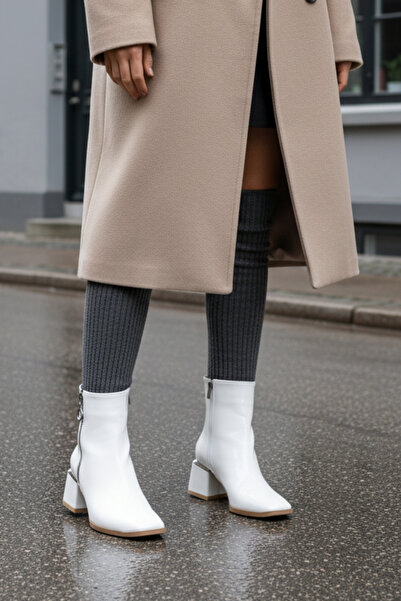 Limeo Γυαλιστερό λουστρίνι με λευκό φερμουάρ και λεπτομέρεια στο τακούνι, κοντές απλές κλασικές μπότες