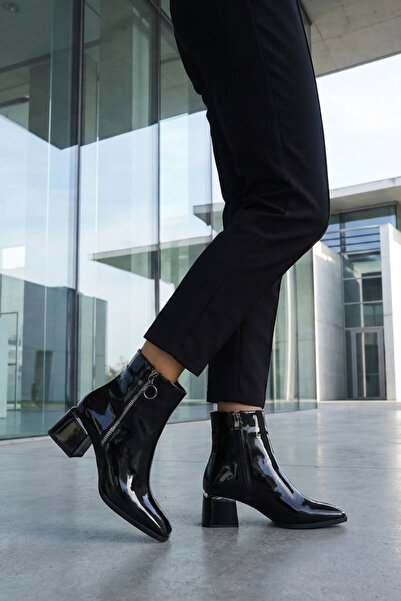 Limeo Μαύρο λουστρίνι γυαλιστερό με φερμουάρ και ασημί λεπτομερείς κοντές μπότες