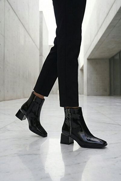 Limeo Μαύρο λουστρίνι γυαλιστερό με φερμουάρ και ασημί λεπτομερείς κοντές μπότες