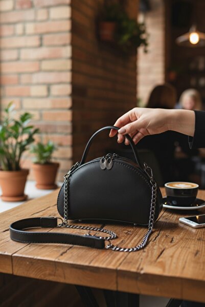 Classbag Siyah Şık Minimal Zincir Detay Çapraz Askılı Kadın Omuz Çantası