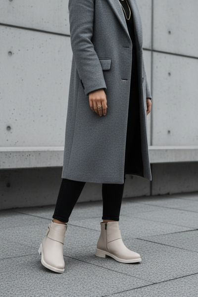 Limeo Krátké dámské krémové boty na nízkém podpatku se zipem a detaily zlaté přezky na boku