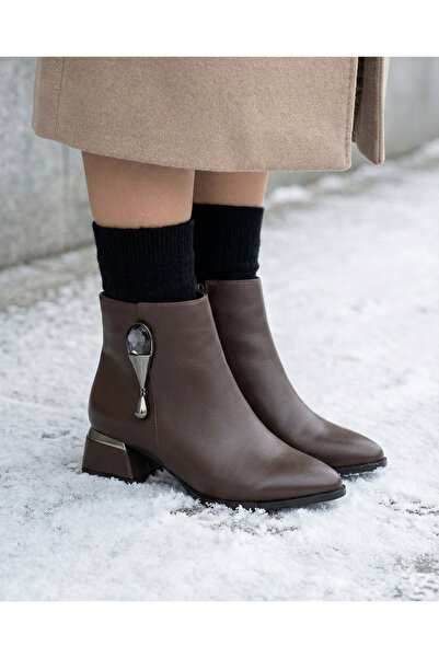 Limeo Γυναικείες μπότες με κοντό τακούνι με φερμουάρ και λεπτομέρεια από μεταλλική πέτρα σε καφέ χρώμα