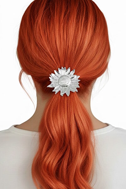 CAŞ DEKORASYON Cataramă din cauciuc cu flori din metal de culoare argintie