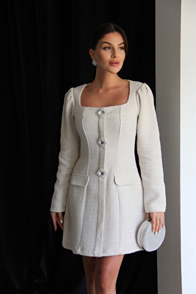 Julidress Екру бяла рокля с квадратна деколте, брошка с камъни и мини туид с камъни