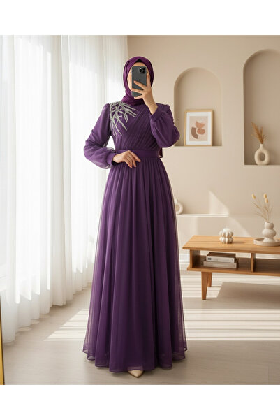 HİJABAYA Βραδινό φόρεμα από τούλι με ντραπέ και πέτρινη λεπτομέρεια στο μπροσ...