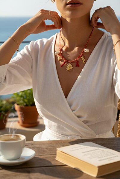 ayoljewelry Kırmızı İpli Charm Kolye – Güneş, Yıldız ve Deniz Kabuğu Detaylı