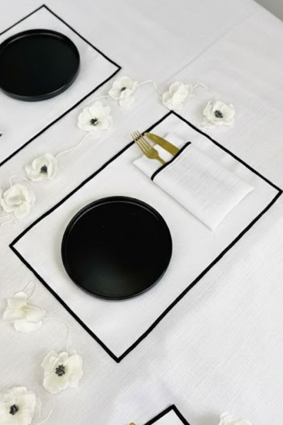 KaiHome مفرش مستطيل من قماش الكتان الأبيض اللامع مع حواف سوداء، 4 قطع