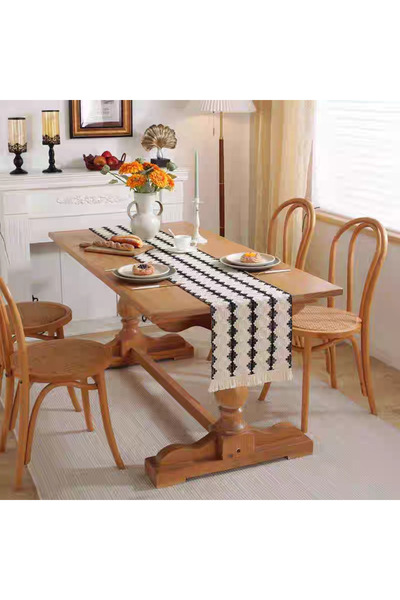 bity thok A luxurious black and white dining tablecloth with a modern geometric design and elegant scalloped edges.
