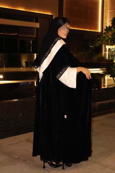 AYA mwt669 عباية مخمل اسود مع تدخيلة ابيض