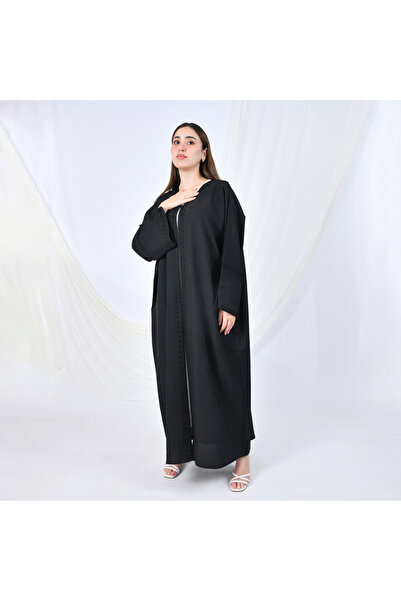 HAWRAA ABAYA عباية سوداء بتصميم ربع بشت مزينة بتطريز ناعم على الأطراف والأكمام