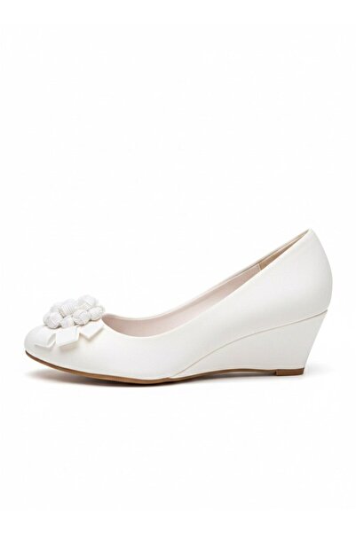 HABBIBI Elegant White Shoes with a Low Platform Heel and Textured Floral Application