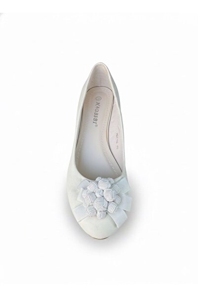 HABBIBI Elegant White Shoes with a Low Platform Heel and Textured Floral Application