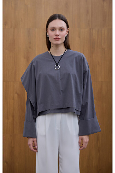 Birgül Bektaş Γκρι μπλούζα από ποπλίνα με αλλεργική πρόσωπο