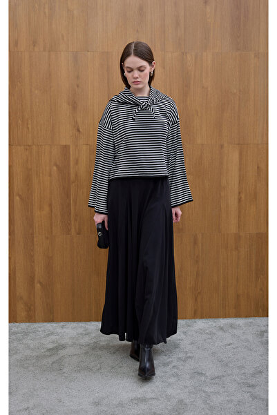 Birgül Bektaş Λεπτό πλεκτό πουλόβερ με λεπτομέρεια από μαύρο φουλάρι