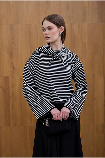 Birgül Bektaş Λεπτό πλεκτό πουλόβερ με λεπτομέρεια από μαύρο φουλάρι