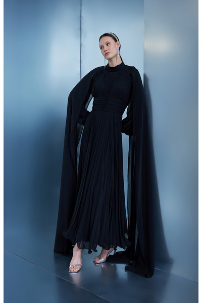 Birgül Bektaş Μαύρο βραδινό φόρεμα Luna με μανδύα