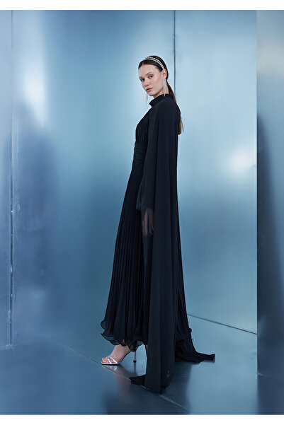 Birgül Bektaş Μαύρο βραδινό φόρεμα Luna με μανδύα