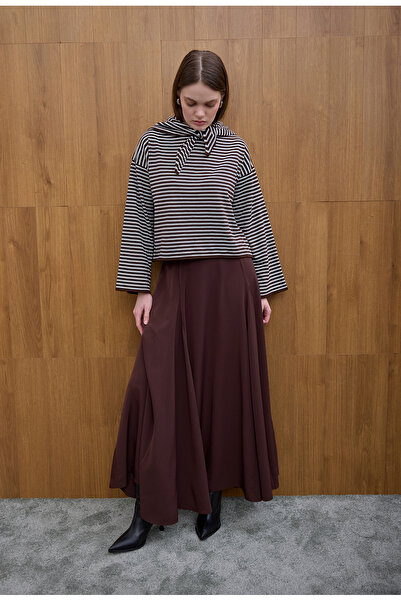 Birgül Bektaş Λεπτό πλεκτό πουλόβερ με λεπτομέρεια καφέ φουλάρι