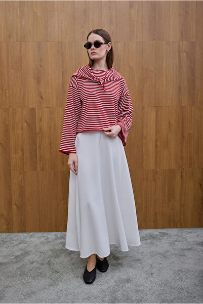 Birgül Bektaş Λεπτό πλεκτό πουλόβερ με λεπτομέρεια από μπορντό φουλάρι