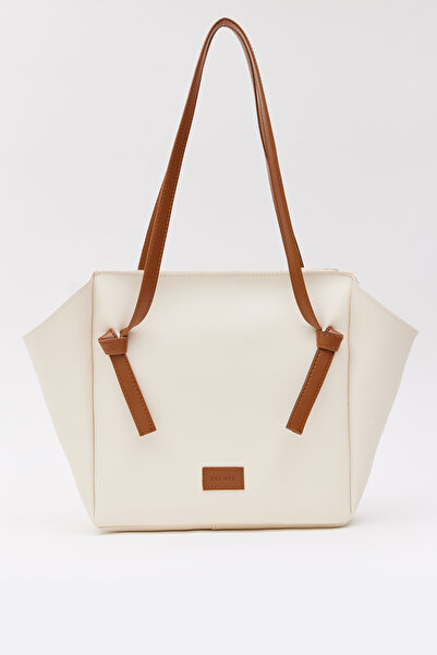 Shanta حقيبة كتف نسائية كريمية اللون - طراز D44 مع تفاصيل ربط وسحاب للإغلاق، ...