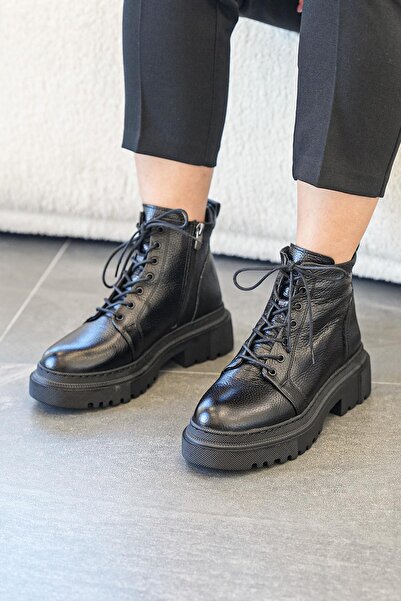 Stilbagshoes حذاء نسائي من الجلد الطبيعي برباط من أولغا بولي، أسود