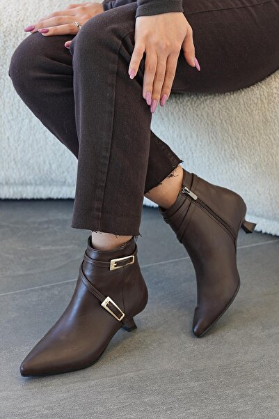 Stilbagshoes حذاء نسائي بكعب عالي من ديبورا مع تفاصيل مشبك على الكاحل والجانب...