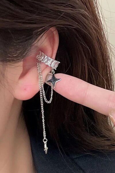 TAKIŞTIR Gümüş Renk Taş Detaylı Sallantılı 14K Altın Kaplama TX Ear Cuff (Tek)