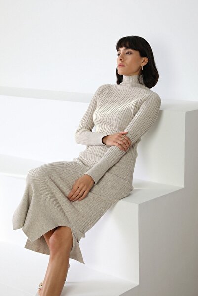 Ferraro فستان تريكو نسائي من الكشمير بأكمام طويلة وتفاصيل فتحة عند الرقبة ونقشة خطوط باللون البيج