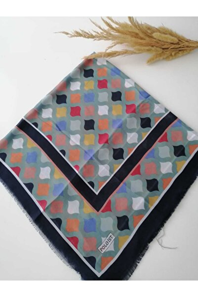 Bonjela Polo είναι ένα κασκόλ με φλάμα.