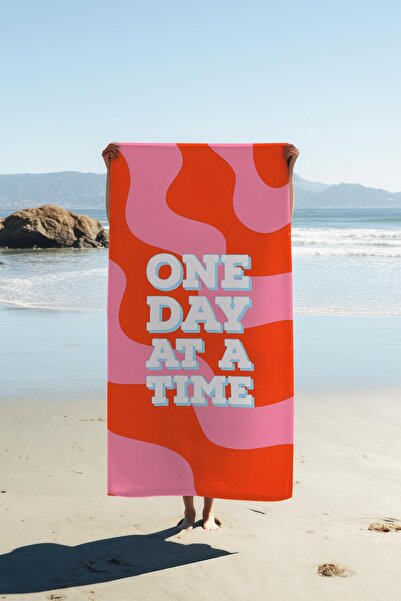 Dolce Mariee منشفة شاطئ بطباعة رقمية منقوشة بنمط One Day At A Time HVL0176