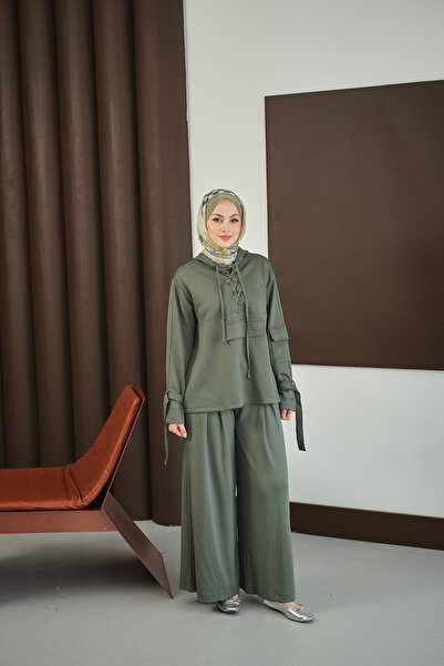 LOCCO Γυναικείο κοστούμι με λεπτομέρεια σταυρωτού σχήματος στο μπροστινό μέρος πράσινο