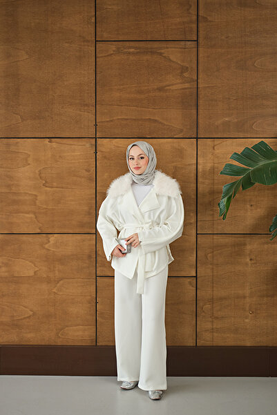 LOCCO Γυναικείο κοστούμι με γούνινο λαιμόκοψη και μανίκια με φερμουάρ σε λευκό χρώμα