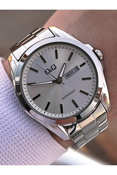 Q&Q Steel Band Calendar Dial 2 Years Warranty 3 Atm Water Resistant Men's Wristwatch Qq.E2001.A1