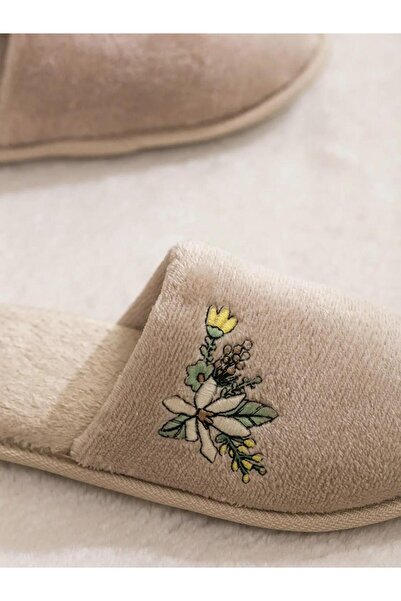 LC Waikiki Γυναικείες παντόφλες σπιτιού με κέντημα λουλουδιών (W5)