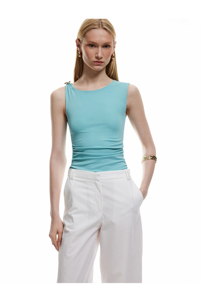 Koton Μπλουζάκι ντραπέ χωρίς μανίκια με λεπτομέρεια αξεσουάρ από κοχύλια θάλασσας