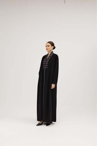 SOROSE SA Black wrap abaya in ceramic and navy taffeta fabric, half-circle style with a colored collar.