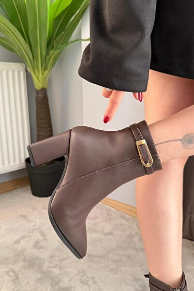 asmi shoes Γυναικείες μπότες Julia καφέ δερμάτινες με φερμουάρ στο πλάι με λεπτομέρεια με χοντρό τακούνι με μυτερή μύτη καθημερινές μπότες