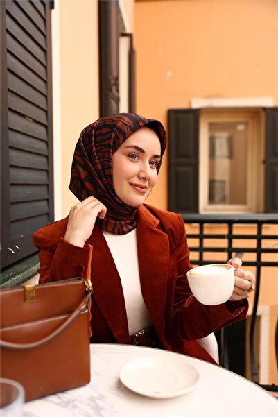 Silk Home وشاح حرير تويل بنمط هندسي بني اللون 90×90