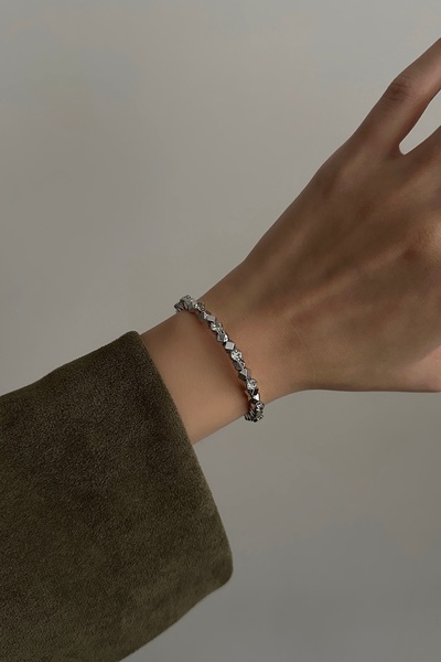 Okko Store سوار مشبك زنبركي بتفاصيل مكعبة