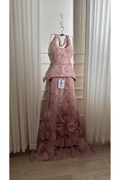 Onila A flesh-colored dress with embroidered lace and luxurious chiffon