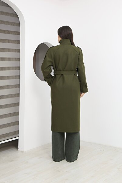 Leo Ferre Χακί Νέα Τάση Γυναικείο Χειμερινό Παλτό ψηλός λαιμός με Κουμπιά Εμπρός και Ζώνη με Επιλέγματα.