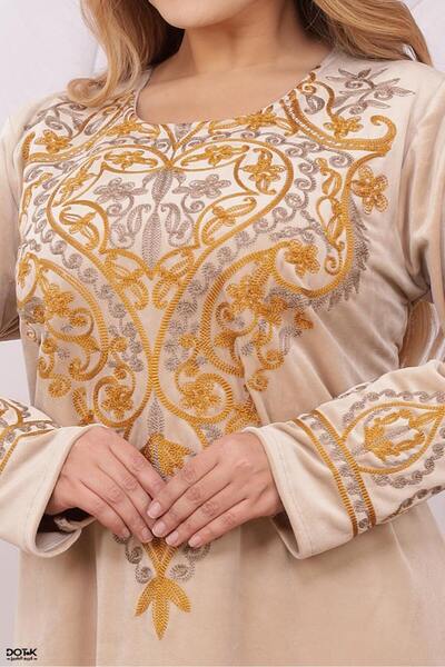 Lyaly aljlabyh A velvet maxi winter jalabiya with elegant vertical embroidery on the chest, made of a heavy and warm fabric, and featuring a sophisticated design perfect for special occasions.