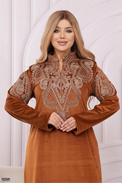 Lyaly aljlabyh جلابية/فستان مخمل شتوي بتطريز "شريطي" متباين - تصميم عصري