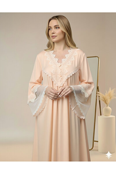 Maison Emarat ثوب نوم بتفاصيل دانتيل معقدة