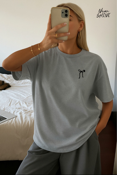 New Shine تي شيرت كبير الحجم مطبوع عليه فيونكة