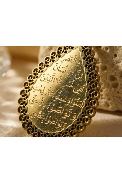 Fstyle A gold necklace with a classic Islamic design. It features a distinctive teardrop shape and is plated with high-quality gold.